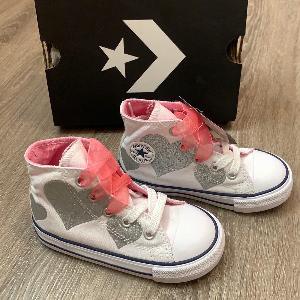 Super Cute Heart Converse💗🤍